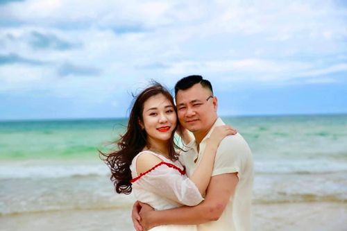 NSND Tự Long liên tục khoe ảnh bên vợ xinh đẹp kèm lời nhắn không thể ngọt hơn
