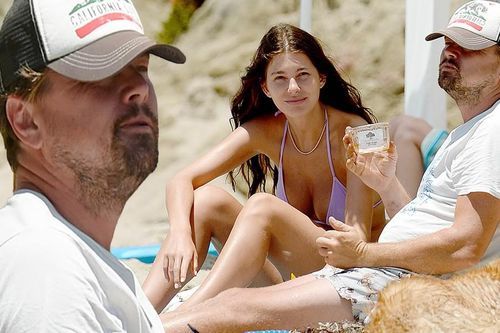 Bạn gái siêu mẫu kém Leonardo DiCaprio 23 tuổi mặc bikini nóng bỏng, gây chú ý ở biển