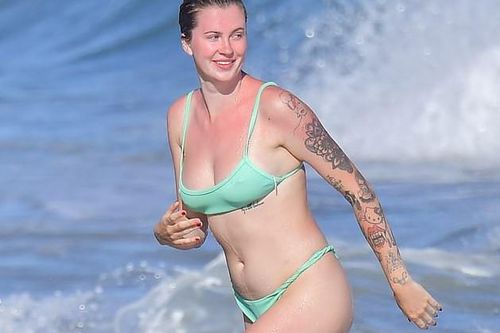 Con gái người mẫu của tài tử gạo cội Alec Baldwin khoe dáng nảy nở ở biển
