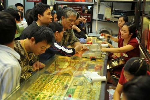 Giá vàng hôm nay 12/7: 'Sốt xình xịch', lập đỉnh 9 năm