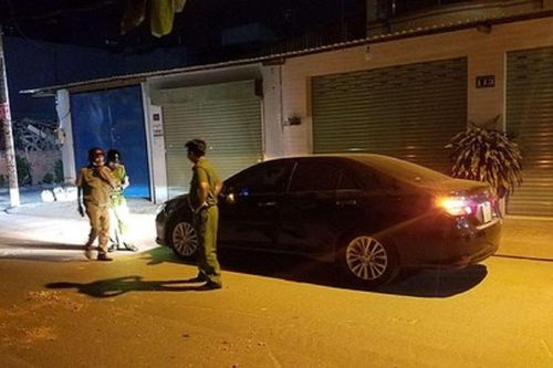 Truy tìm nhóm thanh niên dùng gạch đá đập phá ô tô ở TP. HCM