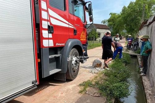 Xe cứu hỏa bị trụ bê tông 'chắn đường' khi chữa cháy rừng tại Nghệ An