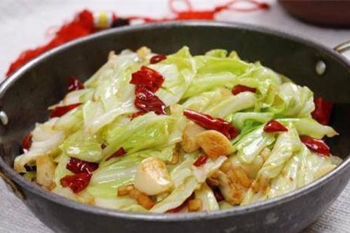 Đầu bếp nổi tiếng tiết lộ: Xào bắp cải chỉ cần thêm 1 muỗng này vào, rau giòn ngon ai cũng khen tấm tắc