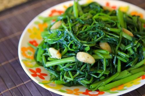 Những người mắc bệnh này tuyệt đối không được ăn rau muống xào hay luộc