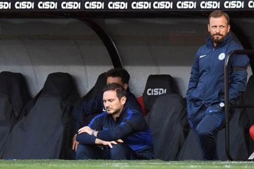 Chelsea 'tự bắn vào chân' trong cuộc đua top 4
