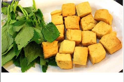 Rán đậu đừng vội đổ ngay vào chảo, cứ ngâm trong nước muối 5 phút là đậu giòn tan, ngon ngọt bất ngờ