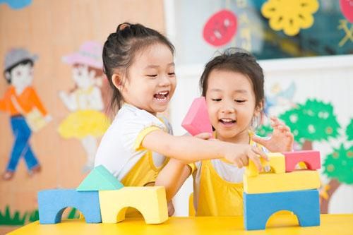5 kiểu yêu thương của cha mẹ vô tình biến con thành người nhút nhát, lười biếng