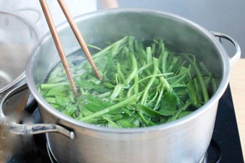 Luộc bất cứ loại rau nào cũng cần tránh điều đại kị này kẻo 'rửa trôi' hết dinh dưỡng