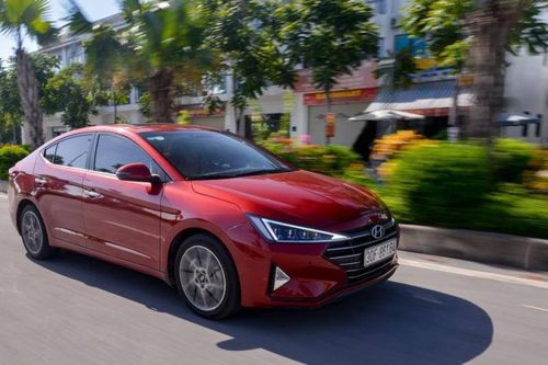 Hyundai Elantra bất ngờ tăng mạnh doanh số do được giảm phí trước bạ