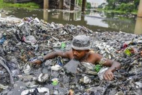 Mình trần dọn rác thải ngập ngụa dưới dòng kênh đen kịt bốc mùi hôi thối