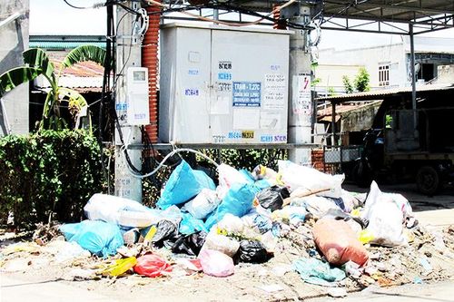 Đổ rác dưới trạm biến áp
