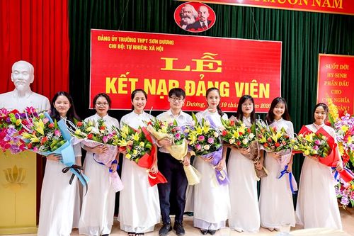 Trường THPT Sơn Dương có 8 học sinh được kết nạp Đảng