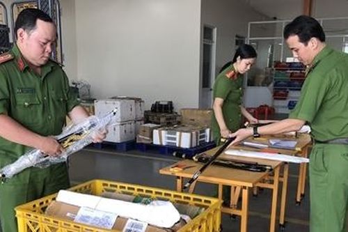 Thu giữ 53 gói bưu phẩm toàn… dao kiếm