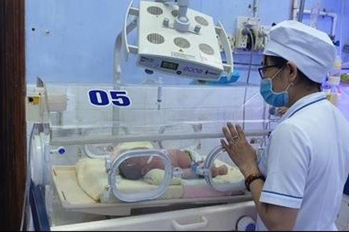 Đi tập thể dục phát hiện bé trai sơ sinh bị bỏ rơi