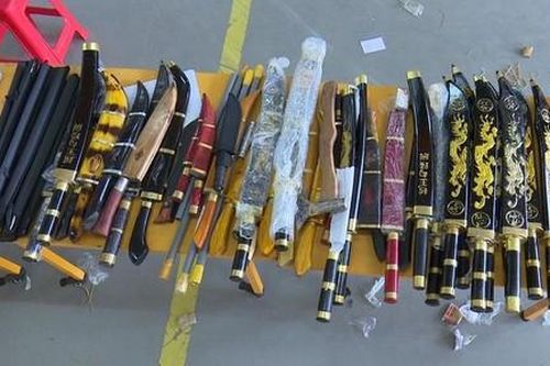 Thu giữ hàng chục đao, kiếm và phụ kiện súng trong bưu phẩm
