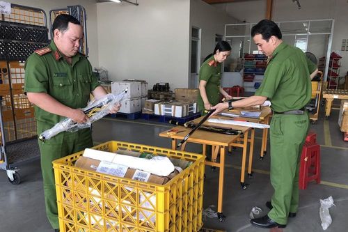 An Giang thu giữ 53 bưu phẩm chứa búa, đao, kiếm