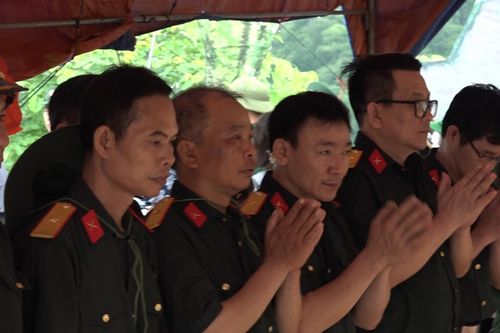 Cựu binh đội mưa đến Đài hương 468 trong ngày 'Giỗ trận' chiến trường Vị Xuyên
