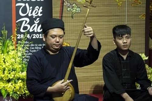 Nghệ nhân trẻ nặng lòng với then