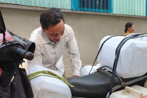 Nước sông La đổi màu, người dân lo lắng