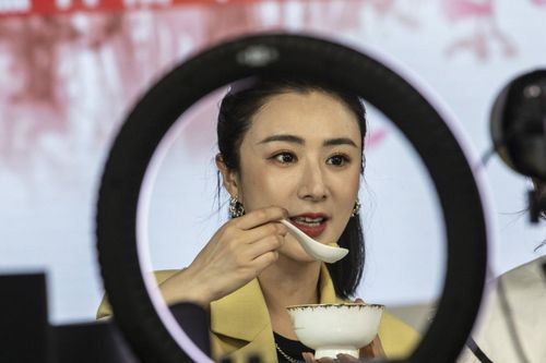 'Nữ hoàng livestream' bán dịch vụ phóng tên lửa 5,6 triệu USD