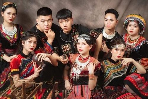 Ảnh kỷ yếu đậm chất dân tộc của teen Cao Bằng