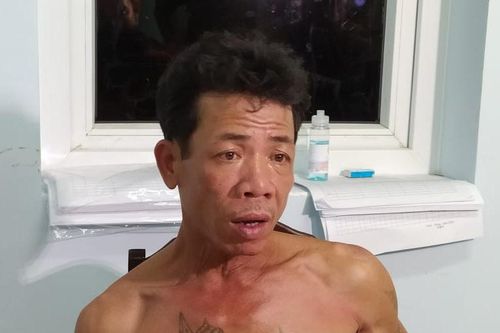 Khống chế người đàn ông chém cảnh sát