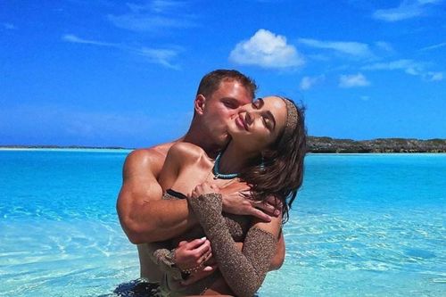 Hoa hậu Olivia Culpo tình cảm bên bạn trai