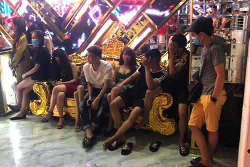 Liên tiếp đột kích quán karaoke, khách sạn ở TP.HCM