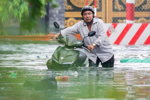 Người và xe bơi giữa đường sau cơn mưa lớn tại TP.HCM