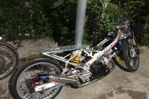 Cảnh sát vây bắt 49 'quái xế' tụ tập đua xe ở miền Tây
