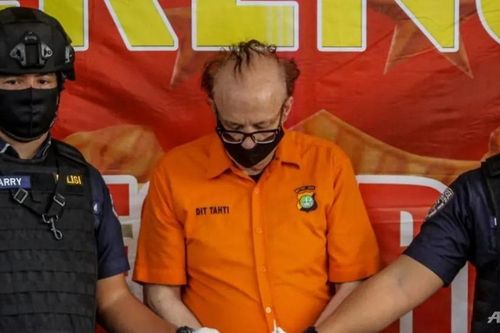 Người Pháp xâm hại tình dục 300 trẻ em Indonesia tự tử trong nhà tù
