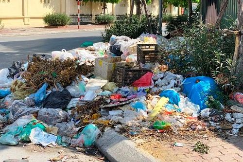 Người dân bức xúc vì bãi rác án ngữ nút giao Phạm Hùng - Nguyễn Quốc Trị
