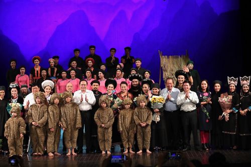 Chủ tịch Quốc hội Nguyễn Thị Kim Ngân xem vở cải lương 'Chuyện tình Khau Vai'