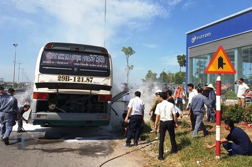 Kịp thời dập tắt vụ cháy xe khách