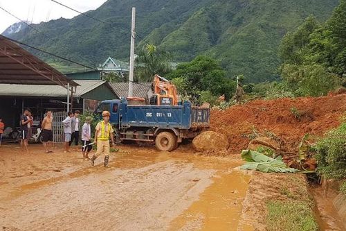 Sạt lở lớn gây ách trên Quốc lộ 32