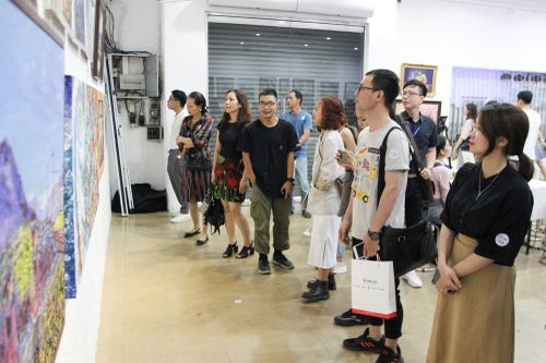 Bạn trẻ TP. HCM khám phá 'Khoảng lặng' của người vẽ không chuyên