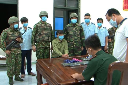 Bắt giữ đối tượng vận chuyển 6 bánh heroin và 7.600 viên ma túy