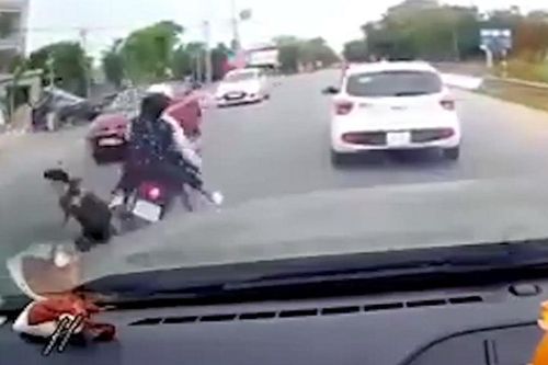 Cô gái đi xe máy vượt ẩu, tông gục bà lão sang đường