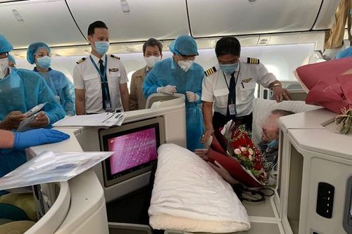 Nhìn lại hành trình của 'bệnh nhân người Anh' trên chuyến bay đặc biệt