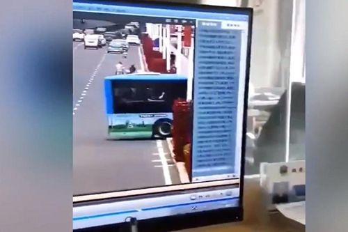 Hãi hùng xe buýt mất lái lao xuống hồ ở Trung Quốc