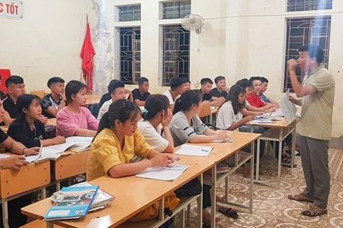 Nhóm tự học, phụ đạo tối... nước rút ôn thi tốt nghiệp THPT