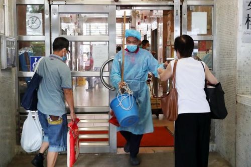 Hong Kong: Dịch COVID-19 bùng phát lần ba, phát hiện người mắc bệnh đi hiến máu