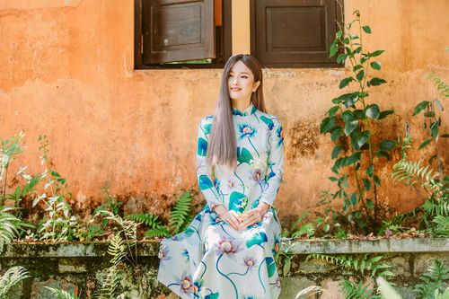 Cao Thùy Dương biến hóa với áo dài ở Đà Lạt