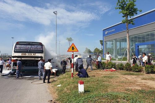 Xe khách bốc khói nghi ngút, hàng chục người may mắn thoát nạn