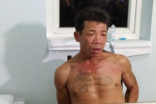 Tạm giữ người đàn ông gây rối, chém công an