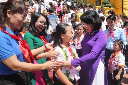 Phó Chủ tịch nước gặp mặt Đoàn đại biểu Cháu ngoan Bác Hồ tỉnh Nghệ An