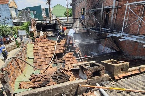 Hỏa hoạn thiêu rụi hai ngôi nhà liền kề tại thành phố Quảng Ngãi