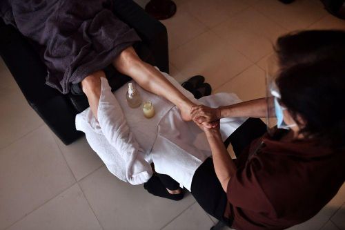 Khẩu trang và giãn cách COVID-19 khiến Massage Thai 'hụt hơi'