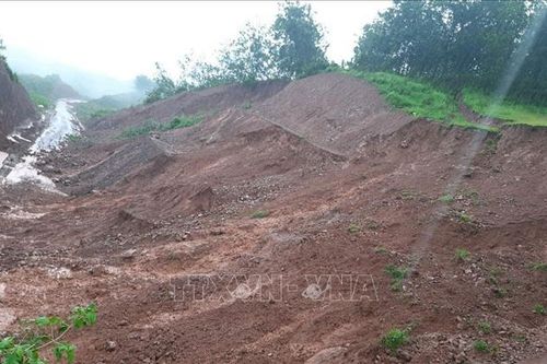 Sạt lở đất đá tại Quốc lộ 32 chia cắt Lai Châu với hai tỉnh Yên Bái, Sơn La