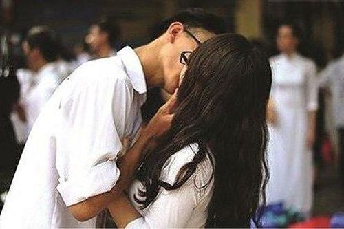 Con gái tôi biết hôn bạn trai ở chốn đông người